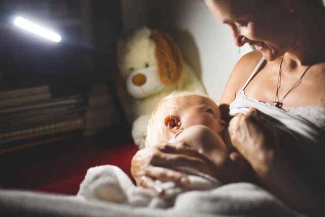 Bebeğinizin Gece Beslenmesi Ne Zamana Kadar Devam Etmelidir? image